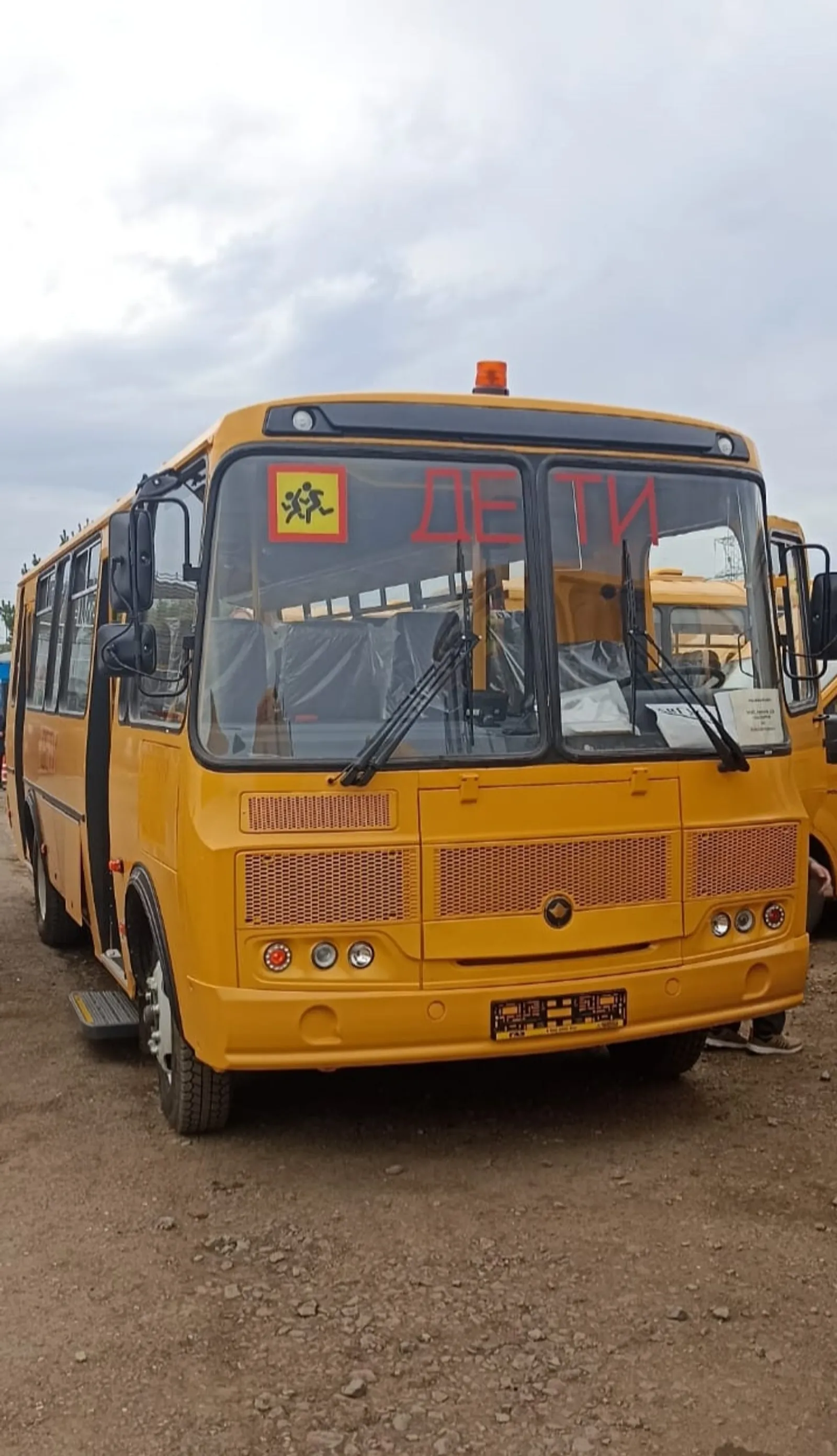Две школы Буздякского района получили новые школьные автобусы