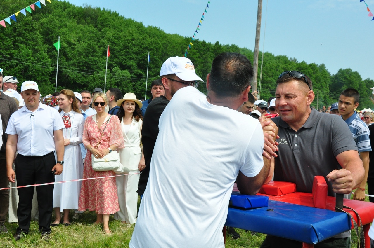 Борьба на руках собрала множество зрителей и участников